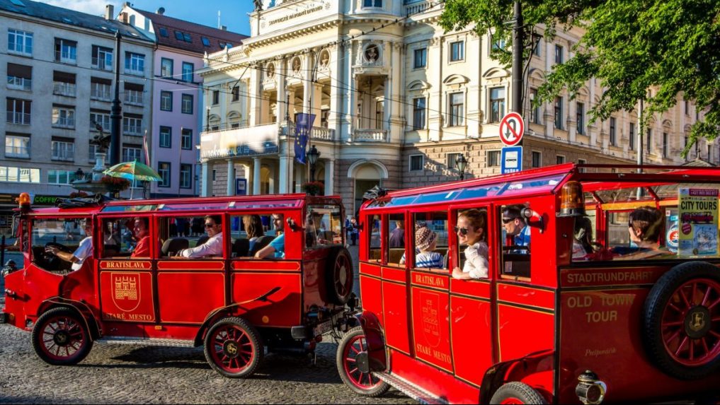 Turistické vláčiky Prešporáčiky dostali stopku v historickom centre Bratislavy, prekážajú starostovi