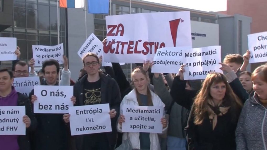Študenti a pedagógovia v Žiline protestovali proti zrušeniu časti fakulty humanitných vied