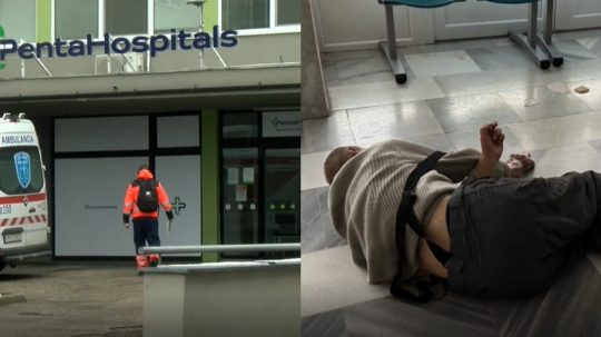 Na snímke nemocnica a pán Ladislav ležiaci na zemi.