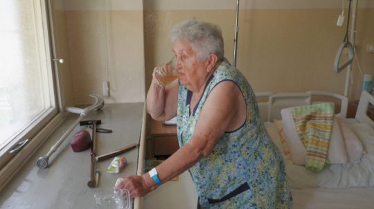 Ilustračná snímka dôchodkyne pijúcej čaj.